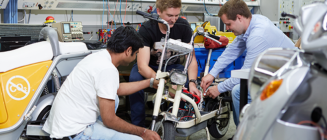 Drei Studierende im Versuchsaufbau im Grundlagenstudium der Elektrotechnik